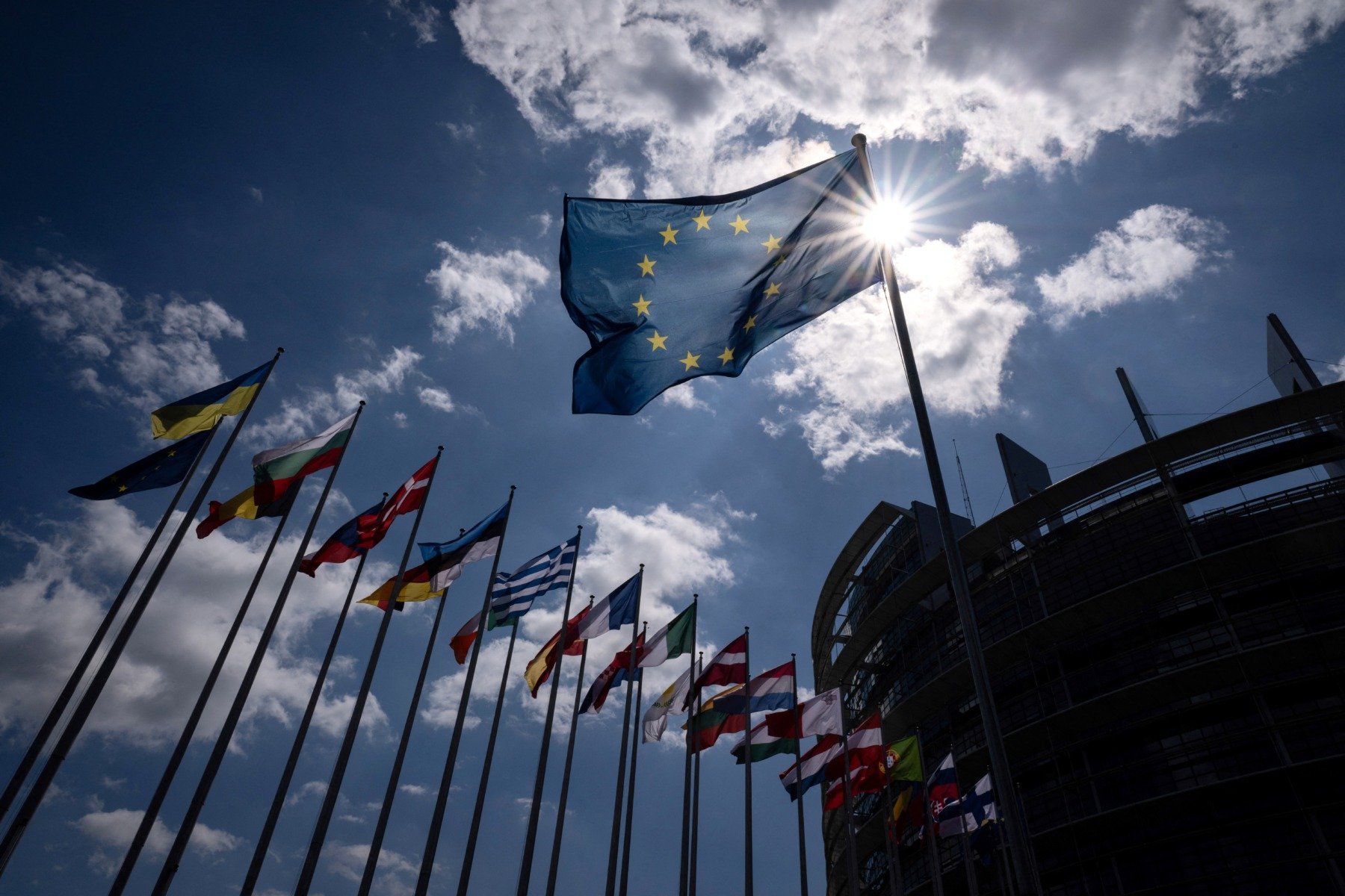 Criza energetică: Uniunea Europeană cere statelor membre să reducă taxele Șeful energiei din Uniunea Europeană, Dan Jørgensen, a solicitat statelor membre să examineze posibilitatea reducerii taxelor pe energie, în contextul creșterii prețurilor la petrol și gaze, generate de tensiunile din Orientul Mijlociu