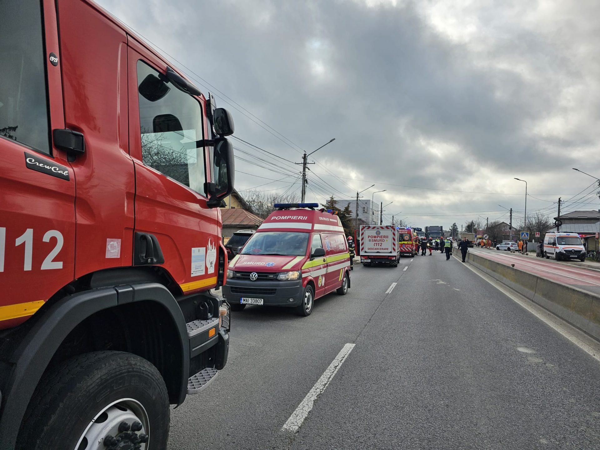 Un accident rutier grav a avut loc vineri dimineață în localitatea Tărtășești, județul Dâmbovița, implicând un microbuz școlar și un autocamion