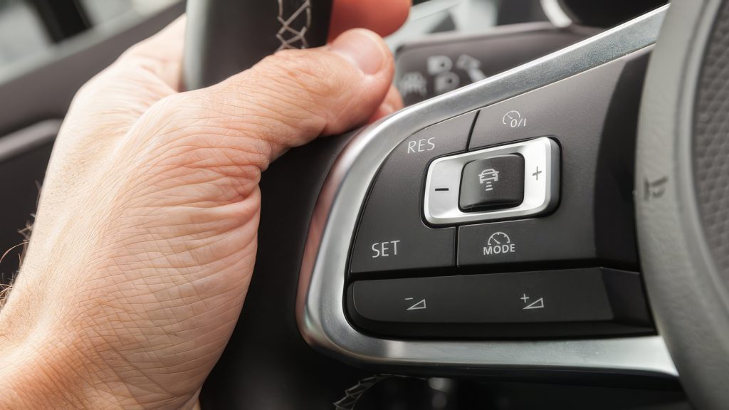 Cruise control adaptiv: De ce frânează uneori prea brusc și ce poți face Sistemele de asistență pentru șofer, precum cruise control-ul adaptiv (ACC), pot părea uneori prea agresive, frânând brusc în situații care nu justifică o asemenea reacție