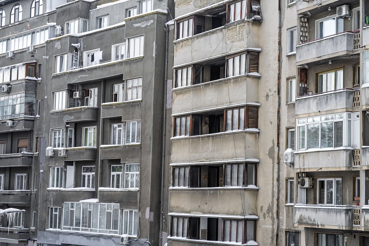 Administrarea blocului, sub lupă: Ce se întâmplă când apar „inserați” la întreținere? O practică întâlnită în unele asociații de proprietari, aceea de a adăuga persoane la plata întreținerii fără acordul explicit al acestora, a stârnit controverse și ridică semne de întrebare cu privire la legalitatea și transparența deciziilor luate de administratori sau președinți de bloc