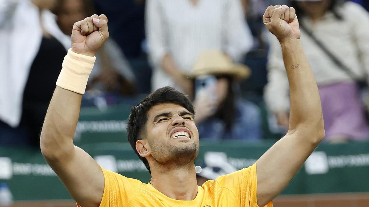 Alcaraz, victorie epică la Indian Wells: „Când iei valul succesului…” Carlos Alcaraz, actualul număr 1 mondial, a reușit o victorie memorabilă la turneul de la Indian Wells, demonstrând o forță mentală și o rezistență de invidiat
