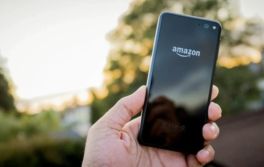 Amazon vrea să cucerească din nou piața telefoanelor mobile, după eșecul răsunător al Fire Phone Gigantul american Amazon pare hotărât să revină în competiția pentru piața de telefoane mobile, la aproape un deceniu de la lansarea și retragerea rapidă a modelului Fire Phone