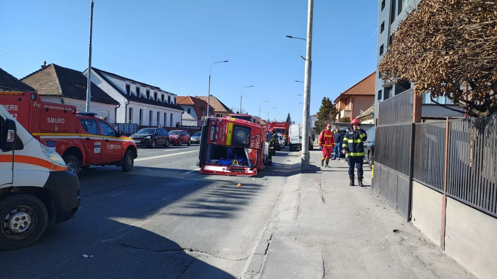 O ambulanță SMURD, cu șase persoane la bord, a fost implicată într-un accident rutier sâmbătă, pe o stradă din municipiul Sibiu