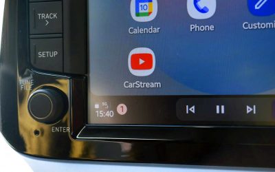 Youtube se integrează parțial în Android Auto, dar experiența video completă întârzie Utilizatorii de Android Auto pot controla acum YouTube ca pe o aplicație audio, cu funcții de pauză, reluare și salt peste clipuri, dar fără redare video propriu-zisă pe ecranul mașinii