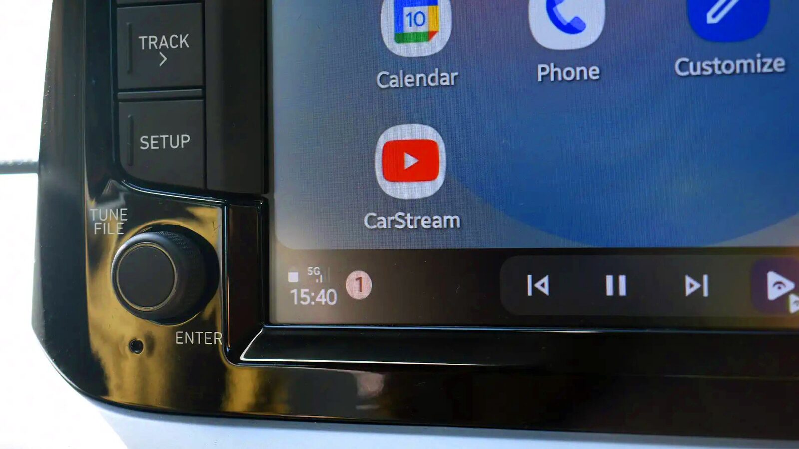 Youtube se integrează parțial în Android Auto, dar experiența video completă întârzie Utilizatorii de Android Auto pot controla acum YouTube ca pe o aplicație audio, cu funcții de pauză, reluare și salt peste clipuri, dar fără redare video propriu-zisă pe ecranul mașinii