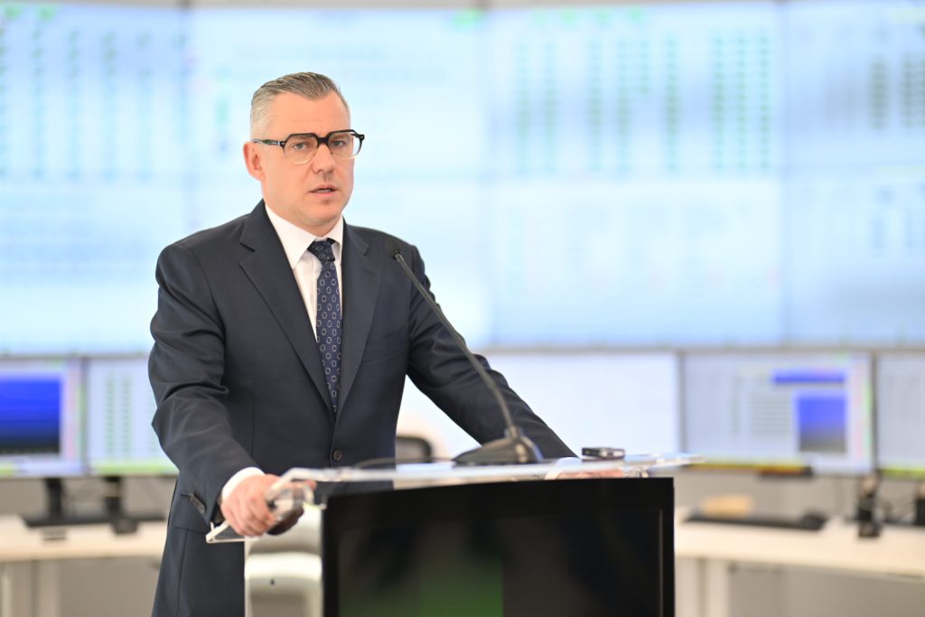 Infrastructura energetică, un factor crucial pentru investiții în România, conform unui senator Președintele Comisiei pentru energie din Senat, Istvan-Lorant Antal, a subliniat importanța crucială a infrastructurii energetice pentru atragerea investițiilor într-o regiune
