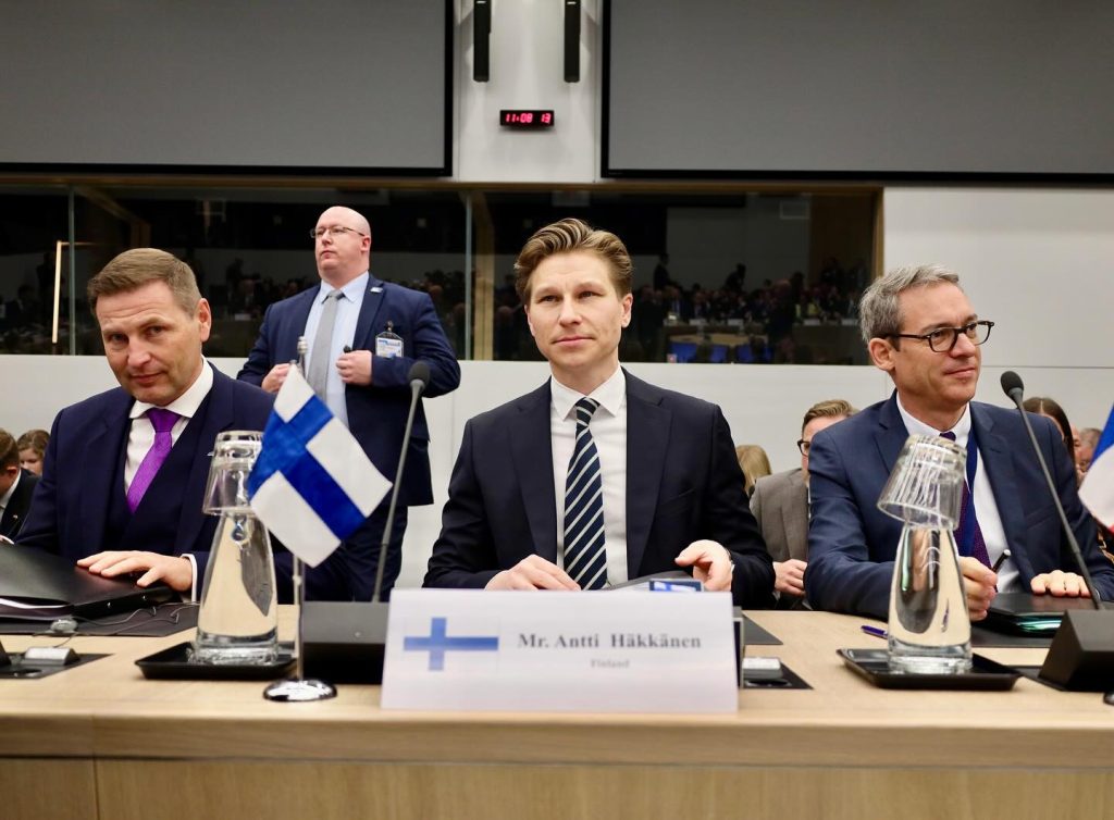 Finlanda reconsideră politica privind armele nucleare Helsinki intenționează să relaxeze interdicția existentă asupra armelor nucleare, permițând importul, transportul și depozitarea acestora pe teritoriul său