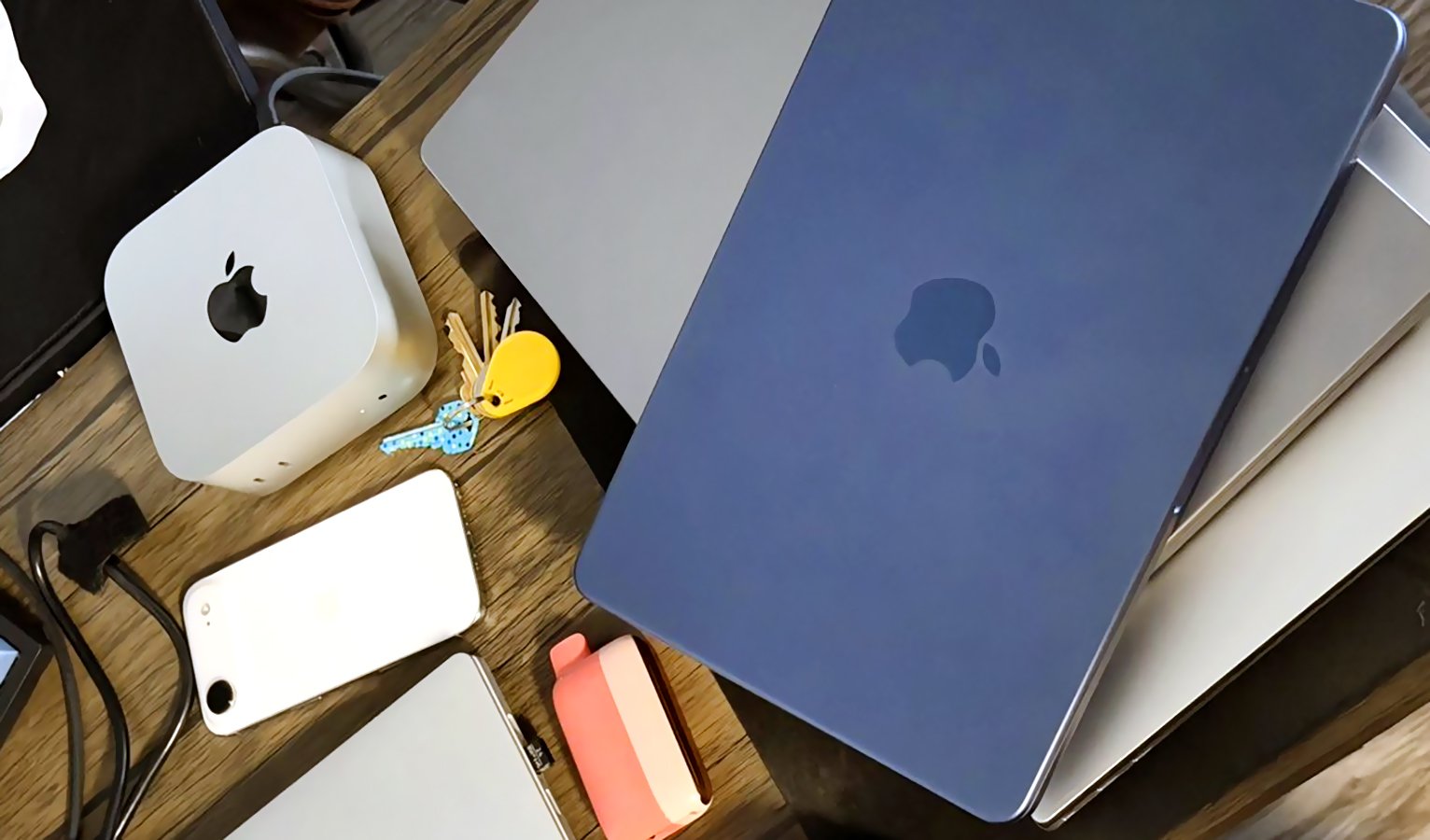 Apple scoate Mac Pro din producție: Sfârșitul unei ere pentru profesioniști Gigantul tehnologic Apple a decis să scoată din producție modelul Mac Pro, o decizie care marchează o schimbare importantă în strategia companiei privind desktopurile pentru utilizatorii profesioniști