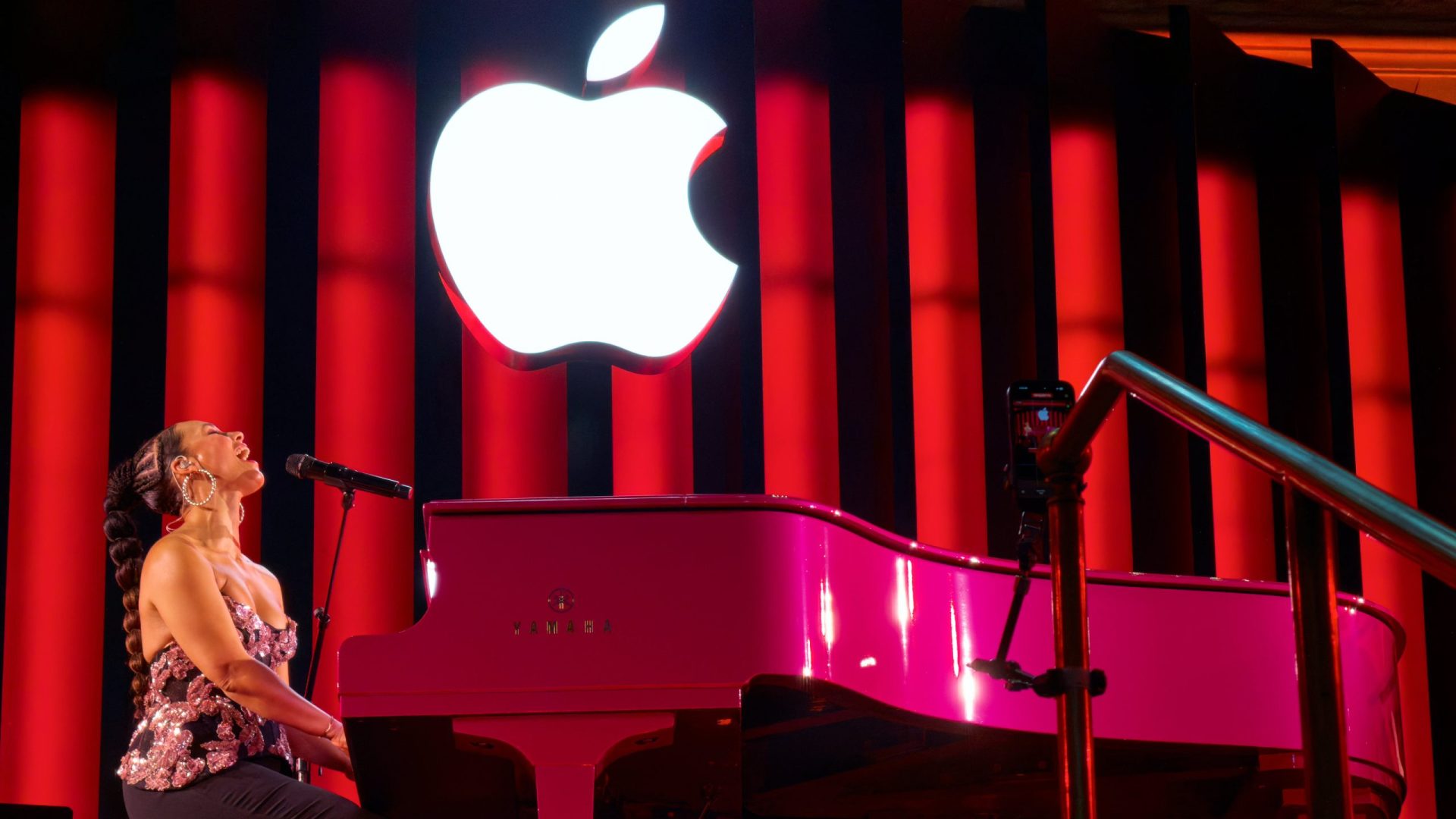 Apple lansează o versiune în limba română a platformei sale de știri, Apple Newsroom, marcând un pas important în comunicarea companiei pe piața locală, mai ales în apropierea celei de-a 50-a aniversări a gigantului tech