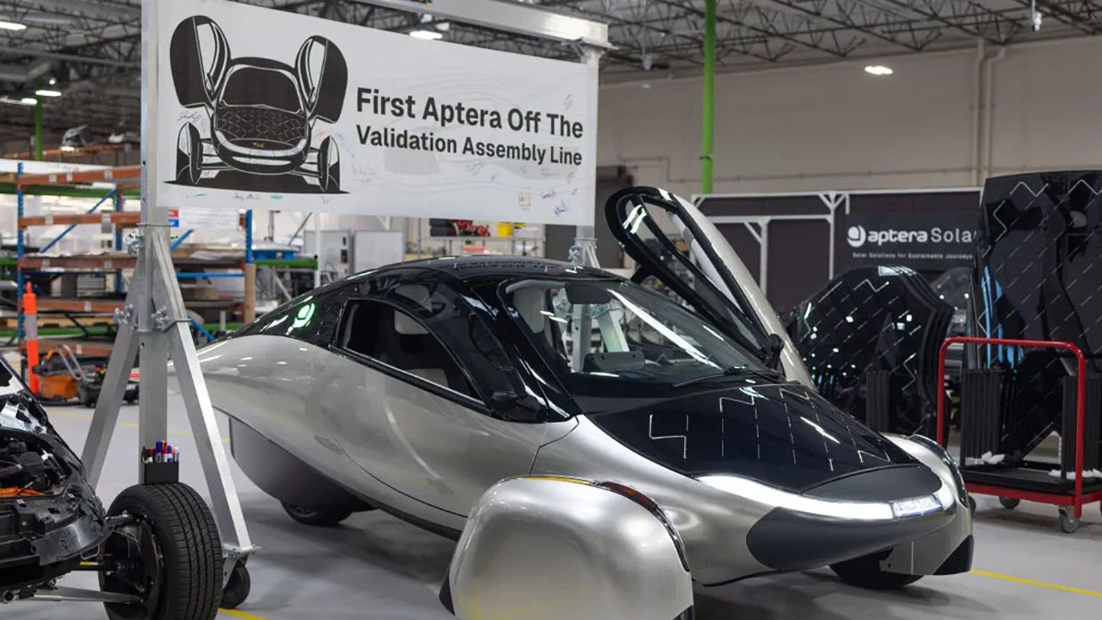 Aptera avansează în producția primei mașini electrice alimentate cu energie solară Startup-ul american Aptera a anunțat că primul său vehicul a ieșit de pe linia de asamblare de validare din Carlsbad, California