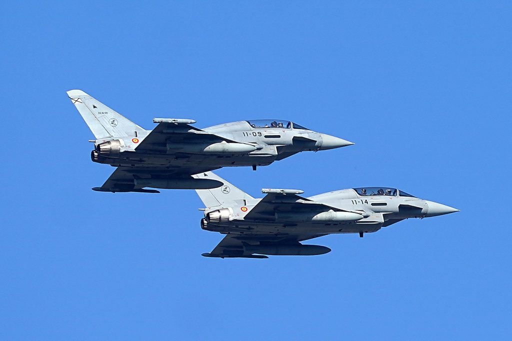 Panică în Argeș și Vâlcea: Zgomote puternice, produse de avioane de vânătoare, au speriat localnicii Mai multe localități din județele Argeș și Vâlcea au fost cuprinse de panică aseară, după ce locuitorii au auzit zgomote puternice, care au zguduit ferestrele locuințelor