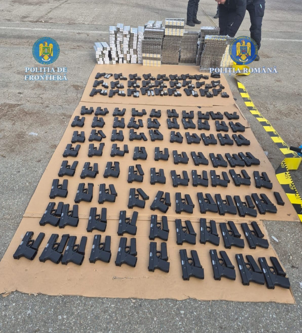 Captură impresionantă de arme și țigări la Calafat: Un cetățean turc, implicat Polițiștii din cadrul Inspectoratului de Poliție Județean Dolj au efectuat o importantă captură de arme de foc și țigări de contrabandă în orașul Calafat