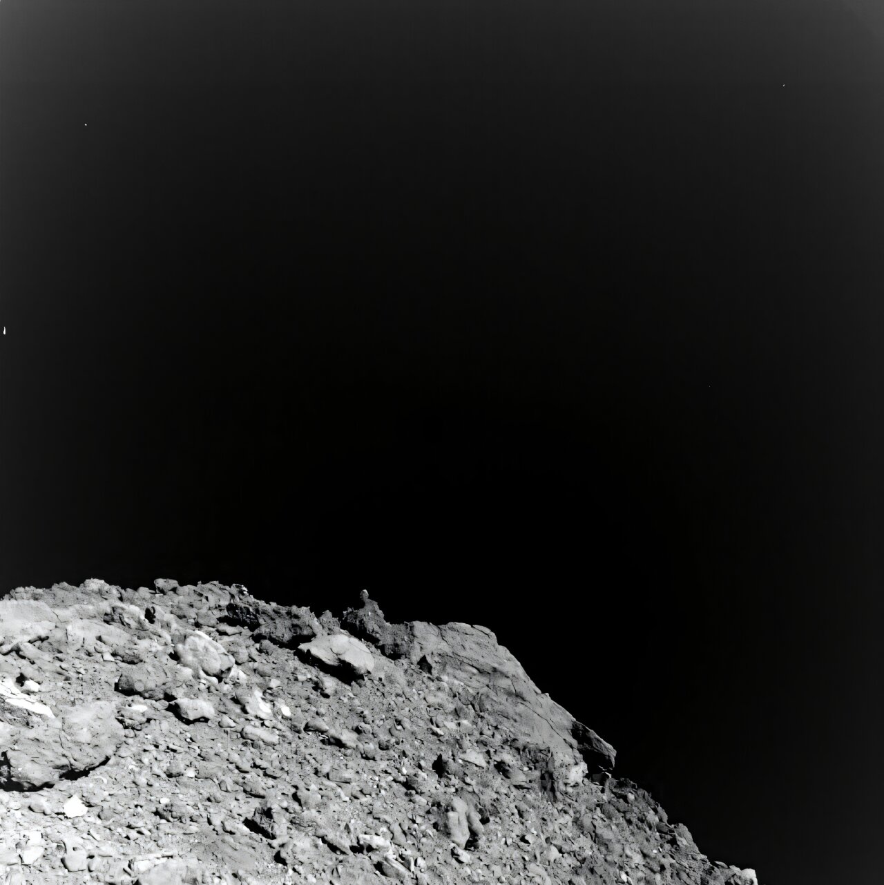 Descoperire majoră: Asteroizii ar putea fi „incubatoare” pentru ingredientele vieții O echipă de cercetători a făcut o descoperire importantă în mostrele de pe asteroidul Ryugu, demonstrând prezența tuturor celor cinci baze nucleice canonice, componente esențiale ale ADN-ului și ARN-ului
