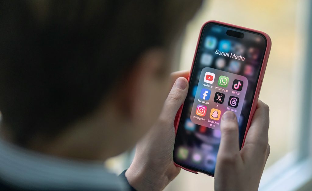 Austria interzice accesul minorilor sub 14 ani la rețelele sociale; România încă așteaptă Viena se pregătește să interzică accesul minorilor sub 14 ani la rețelele sociale, o măsură care reflectă o tendință europeană de a reglementa mai strict utilizarea internetului de către copii și adolescenți