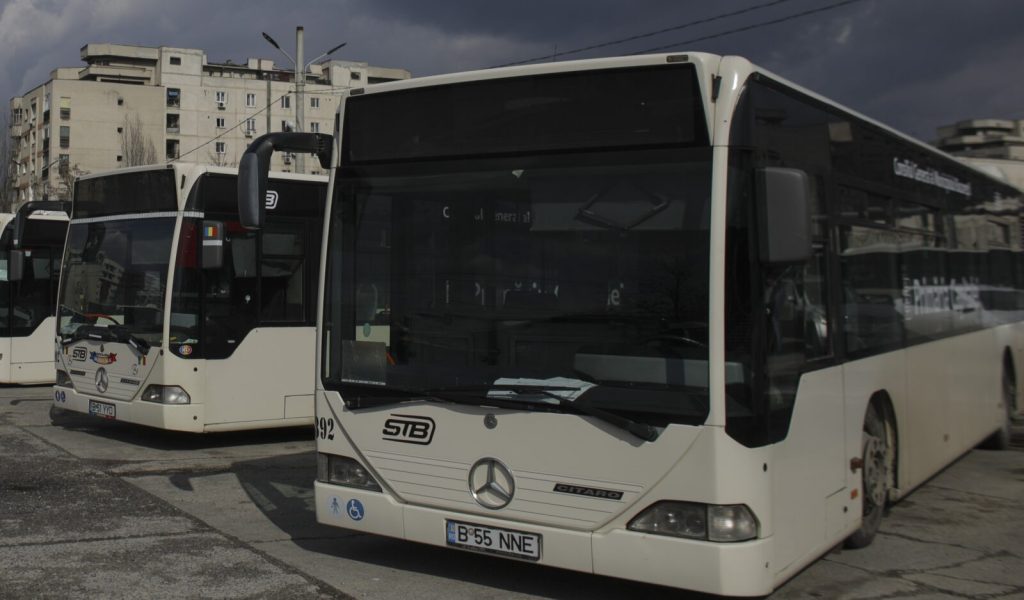 Zeci de mii de angajați STB, afectați de reducerea programului de lucru și a salariilor Începând de luni, 9 martie, aproximativ 4.500 de angajați ai Societății de Transport București (STB) au intrat într-un program de lucru redus, cu patru zile lucrătoare pe săptămână, ceea ce implică o scădere a salariilor cu 20%