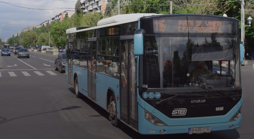 Trei autobuze, în stația nouă Eroii Revoluției, conectată cu metroul M2