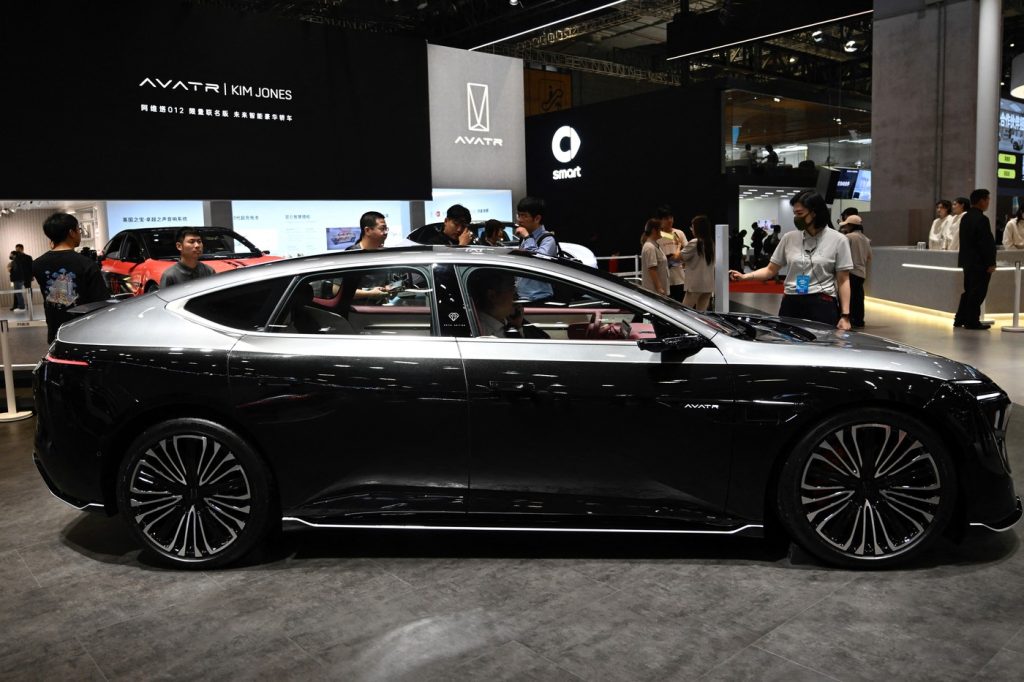 Un model electric de lux, Avatr 12, produs în China, a fost înmatriculat în România, atrăgând atenția prin designul său futurist și specificațiile tehnice de top