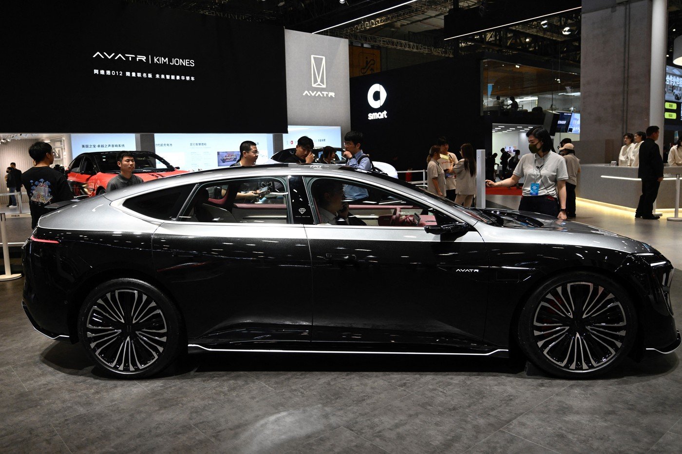 Un model electric de lux, Avatr 12, produs în China, a fost înmatriculat în România, atrăgând atenția prin designul său futurist și specificațiile tehnice de top