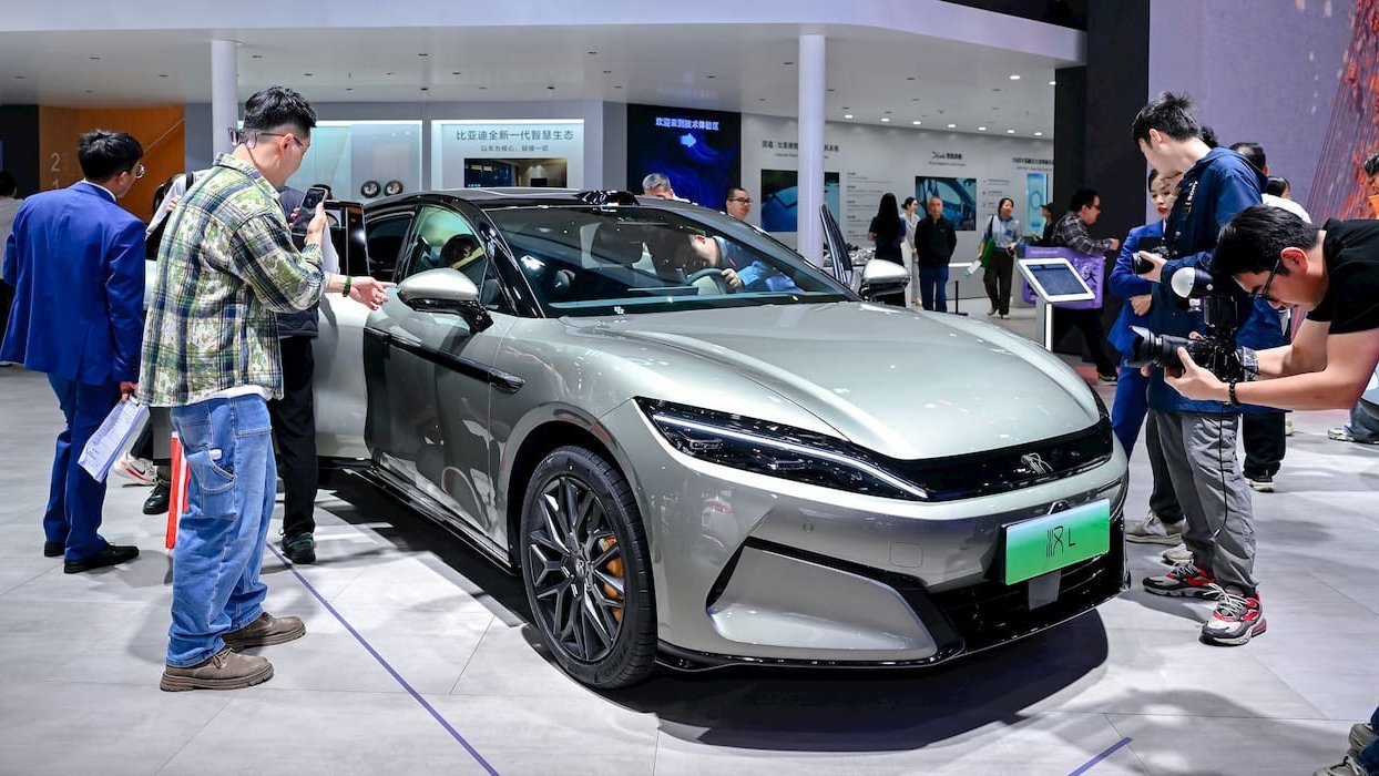 China zguduie piața auto electrică: Viitorul încărcării se scrie cu megawați, iar Tesla pierde teren Producătorii chinezi de automobile electrice, conduși de BYD și Geely, accelerează masiv inovația în domeniul încărcării bateriilor, punând presiune pe Tesla, liderul actual al pieței