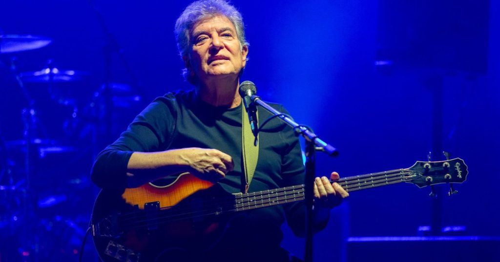 Iulian „Mugurel” Vrabete, basistul Holograf, a murit la 70 de ani Muzicianul Iulian „Mugurel” Vrabete, basistul trupei Holograf, a încetat din viață la vârsta de 70 de ani