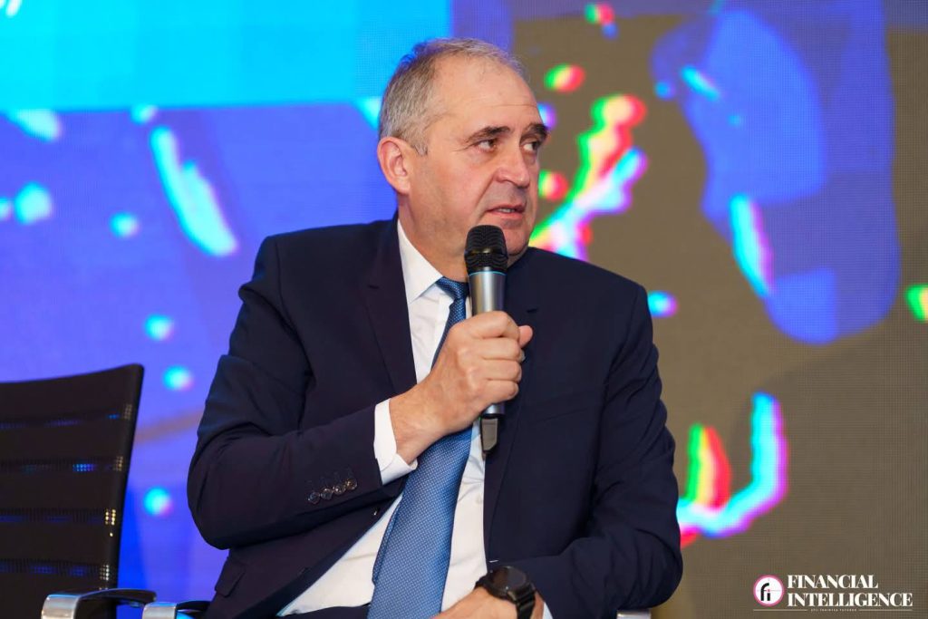 Creșterea prețurilor la energie și pierderea de locuri de muncă, subiect de dezbatere Criza energetică din Uniunea Europeană, caracterizată de creșterea prețurilor și pierderea de locuri de muncă, a fost subiectul principal de discuție la o conferință pe teme de energie organizată luni la Palatul Parlamentului