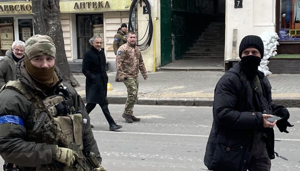 Bernard-Henri Lévy: Occidentul ar fi putut grăbi victoria Ucrainei Filosoful francez Bernard-Henri Lévy sugerează că o implicare mai consistentă a țărilor occidentale ar fi putut schimba cursul războiului din Ucraina