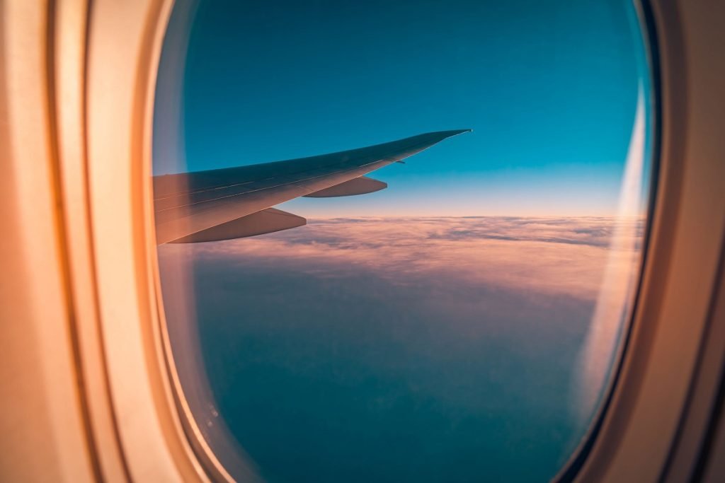 Prețul biletelor de avion va crește în 2026, ca urmare a majorării costului combustibilului, potrivit mai multor companii aeriene