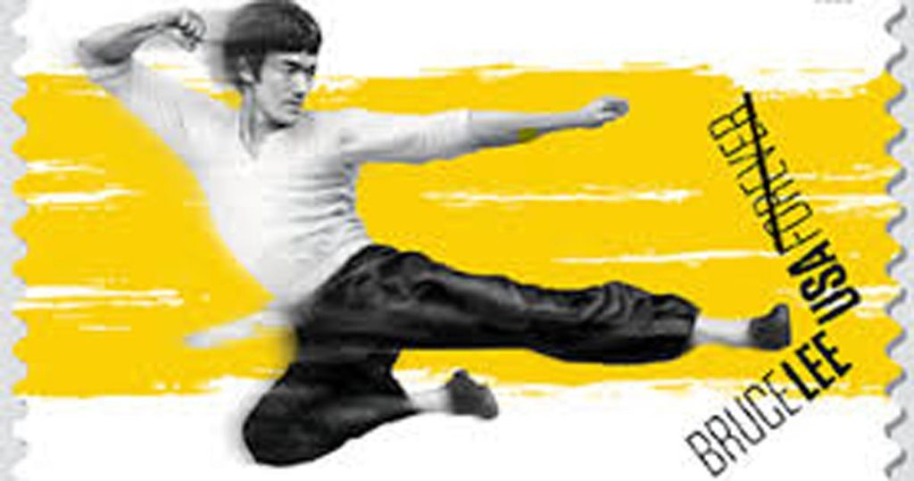 Bruce Lee, nemuritor pe timbre poștale: Maestrul artelor marțiale omagiat de Poșta Americană Seattle, SUA – Bruce Lee, o figură emblematică a culturii pop, actor și maestru al artelor marțiale, este omagiat de Poșta Americană (USPS) cu un timbru poștal „Forever”