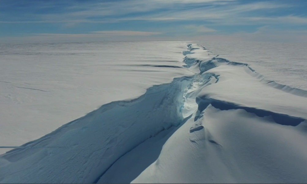 Banchiza Antarctică: Semne timide de refacere după ani dificili Nivelul gheții marine din Antarctica pare să dea semne de stabilizare, înregistrând o scădere mai puțin accentuată decât în ultimii ani