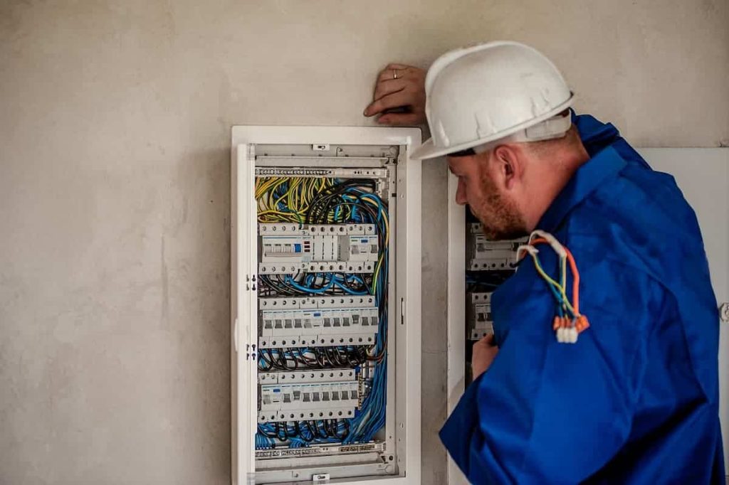 Atenție la tabloul electric: Butonul ascuns care te poate salva de probleme majore Tabloul electric al locuinței este un element vital, adesea neglijat, dar crucial pentru siguranța și funcționarea optimă a instalației electrice