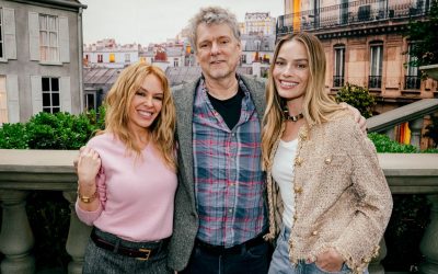Margot Robbie dezvăluie secrete din viața ei de fan Kylie Minogue și experiența pe platourile de filmare Bucuria apropierii de idoli, amintiri din concertele memorabile și detalii despre costumele de epocă în filme stau la baza unui nou interviu cu Margot Robbie