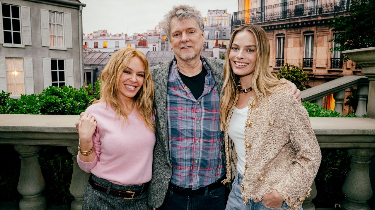 Margot Robbie dezvăluie secrete din viața ei de fan Kylie Minogue și experiența pe platourile de filmare Bucuria apropierii de idoli, amintiri din concertele memorabile și detalii despre costumele de epocă în filme stau la baza unui nou interviu cu Margot Robbie