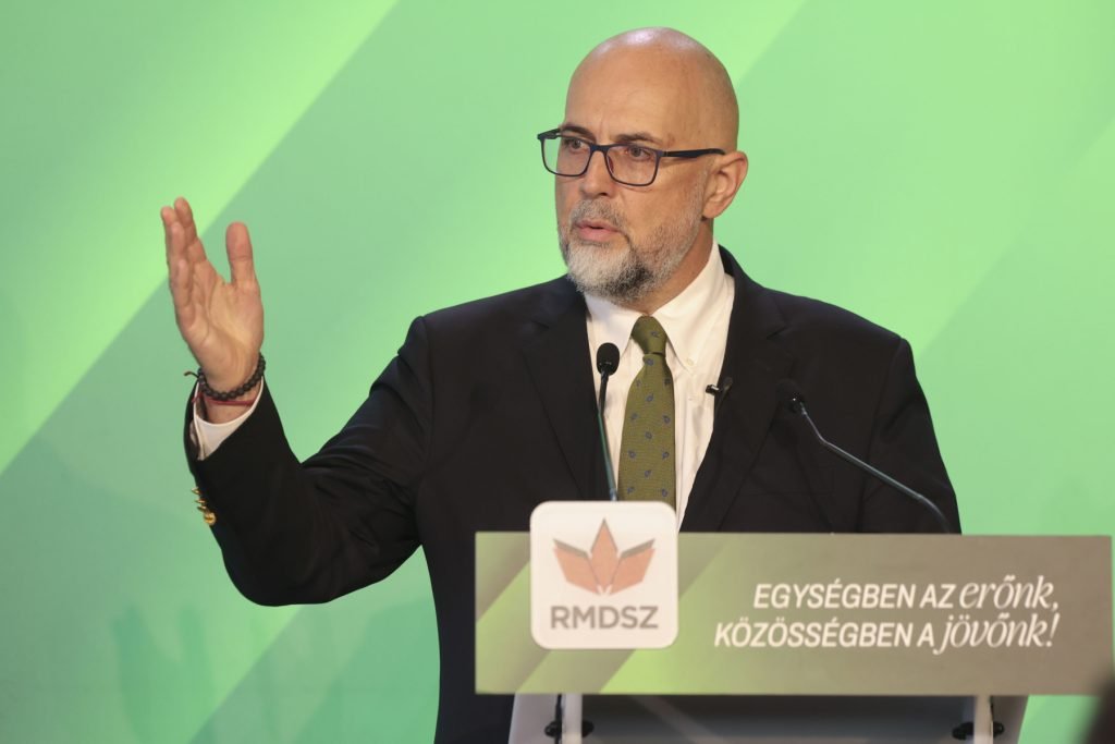 Kelemen Hunor: Zelenski a trecut o linie roșie Președintele UDMR, Kelemen Hunor, a criticat dur declarațiile președintelui ucrainean Volodimir Zelenski, afirmând că acesta a depășit “o linie care nu poate fi depășită”