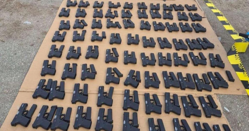 Captură impresionantă de arme și țigări de contrabandă la Calafat Polițiștii de frontieră au făcut o descoperire importantă la punctul de trecere a frontierei Calafat