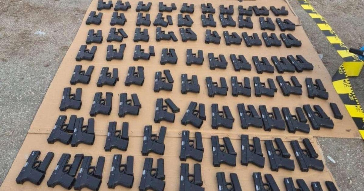 Captură impresionantă de arme și țigări de contrabandă la Calafat Polițiștii de frontieră au făcut o descoperire importantă la punctul de trecere a frontierei Calafat
