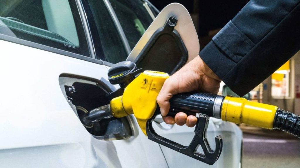 Războiul din Orientul Mijlociu și prețurile la carburanți: de ce nu scad imediat Chiar dacă conflictul din Orientul Mijlociu s-ar încheia, șoferii nu ar trebui să se aștepte la ieftiniri imediate la pompă