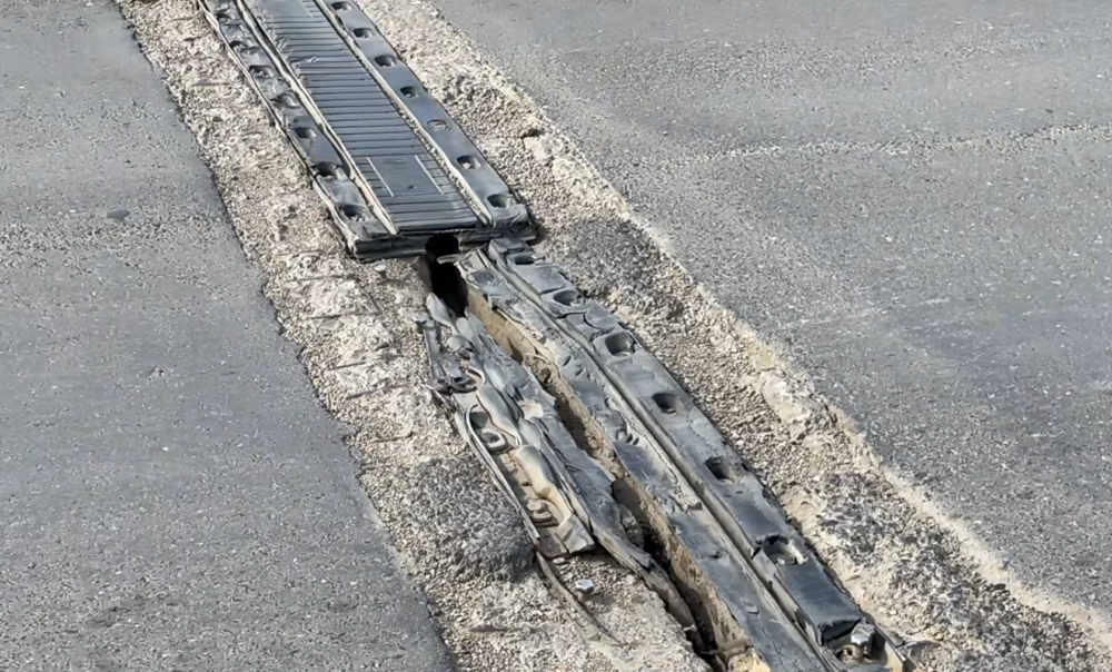 Pasajul Pipera, un pericol pentru șoferi: bucăți din pod riscă să provoace accidente Pasajul suprateran Pipera, la limita dintre București și Voluntari, prezintă deficiențe majore la nivelul rosturilor de dilatație, punând în pericol siguranța rutieră a mii de șoferi