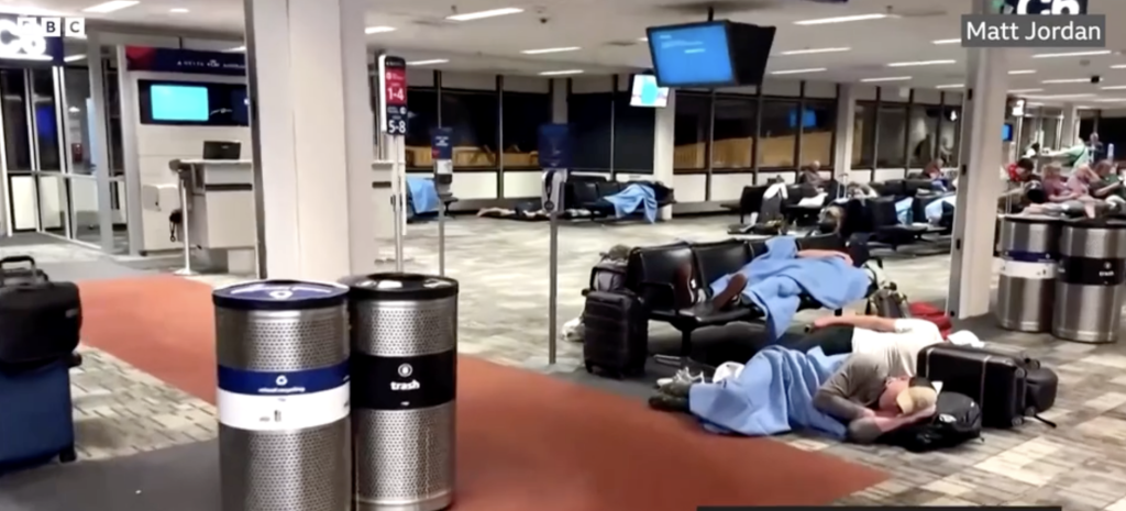 Agenți ICE pe aeroporturile americane: Deficit de personal și amenințări politice Un număr de 14 aeroporturi din Statele Unite ale Americii au fost supravegheate de agenți ai Serviciului de Imigrare și Control Vamal (ICE) luni, ca urmare a unei crize de personal în domeniul securității, generată de blocajul bugetar parțial
