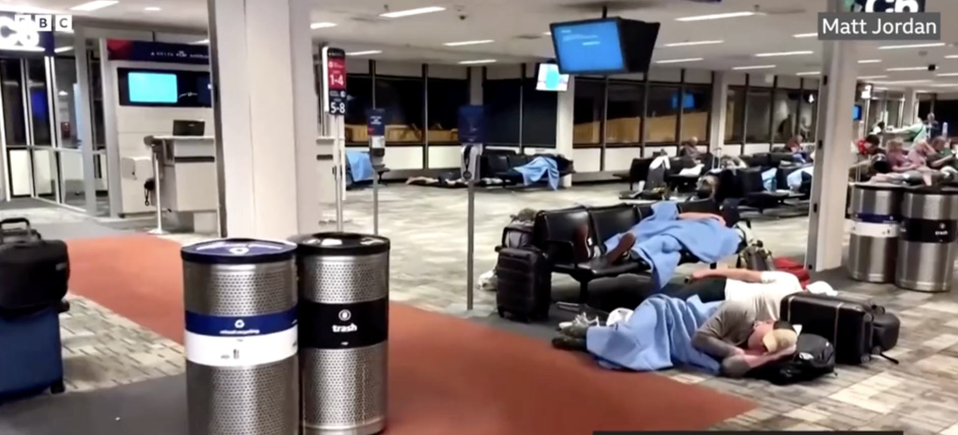 Agenți ICE pe aeroporturile americane: Deficit de personal și amenințări politice Un număr de 14 aeroporturi din Statele Unite ale Americii au fost supravegheate de agenți ai Serviciului de Imigrare și Control Vamal (ICE) luni, ca urmare a unei crize de personal în domeniul securității, generată de blocajul bugetar parțial