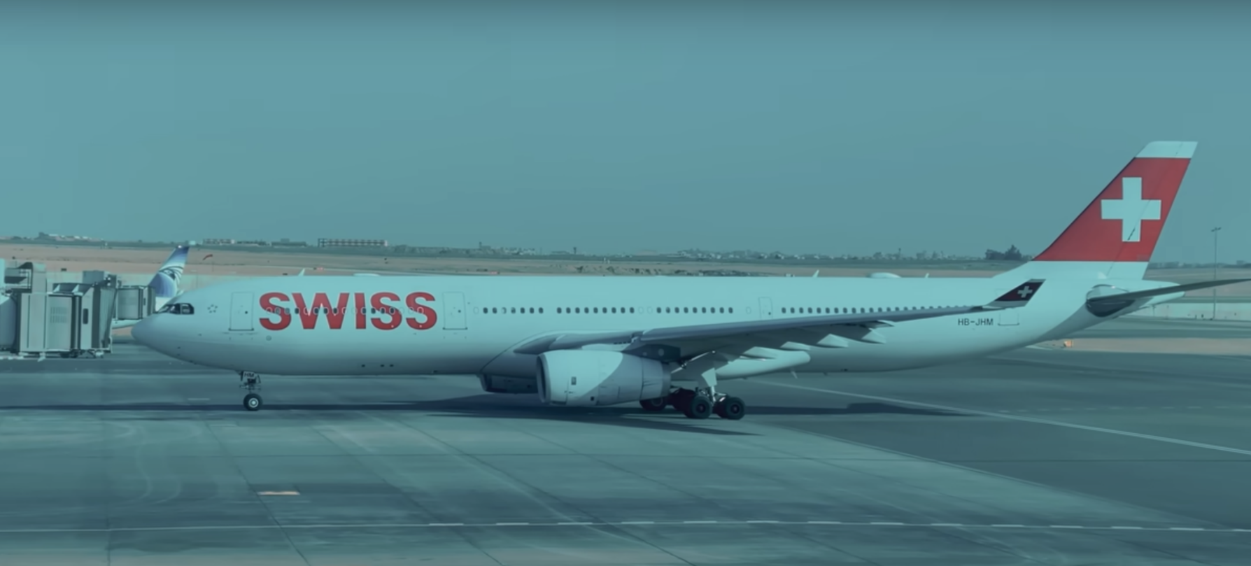 Swiss Airlines oferă compensații substantiale pentru renunțarea voluntară la post Compania aeriană elvețiană Swiss Airlines a lansat o ofertă tentantă pentru membrii echipajului de cabină cu sediul în Zurich, propunând o sumă de peste 14.000 de lire sterline pentru cei care aleg să demisioneze voluntar