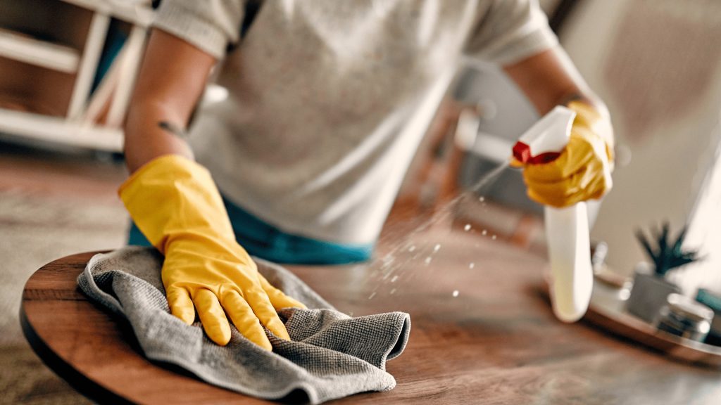 Dezinfectare versus igienizare: Când este necesară o curățenie profundă Într-o lume preocupată de igienă, distincția dintre igienizare și dezinfectare este crucială