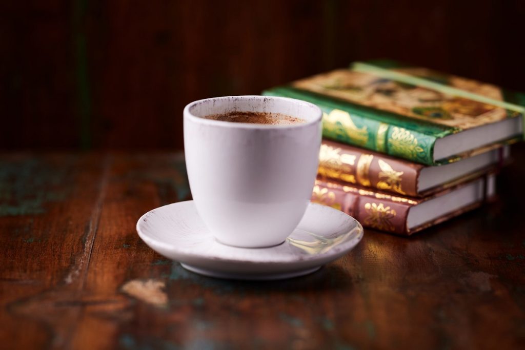 Cappuccino: Cum ne adaptăm la pluralul unei cafele italiene Băutura pe bază de espresso, lapte fierbinte și spumă, cunoscută sub numele de cappuccino, continuă să nască dezbateri legate de forma sa corectă de plural în limba română