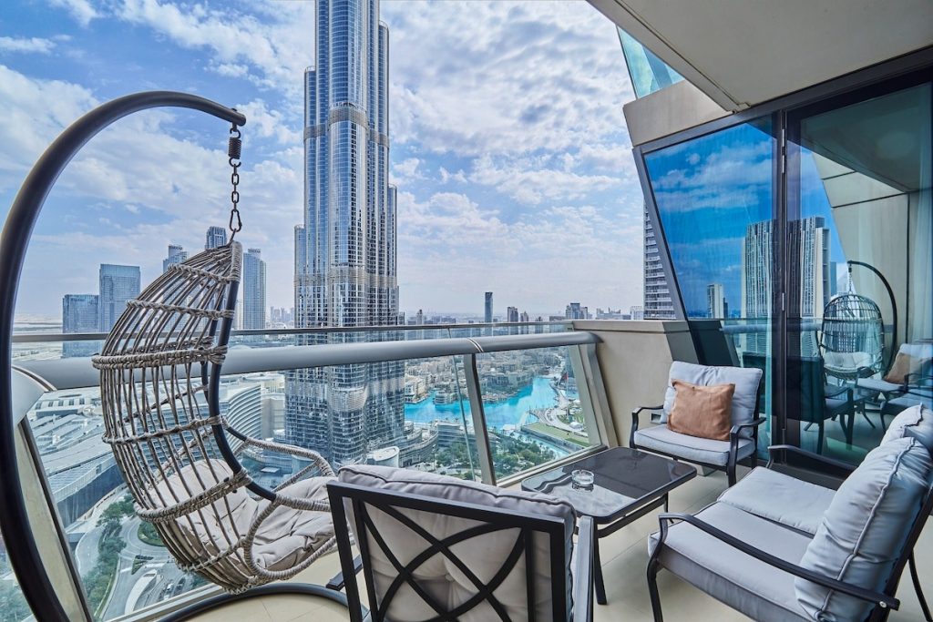 Românii, tot mai interesați de piața imobiliară din Dubai: prețuri în creștere și investiții înfloritoare Dubaiul, un oraș simbol al luxului și al oportunităților, atrage tot mai mulți investitori români, dornici să își plaseze capitalurile în imobiliarele străine