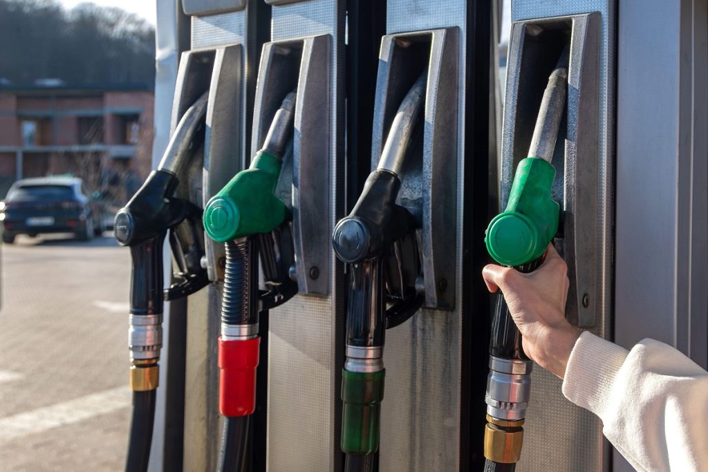 Măsurile Guvernului pentru carburanți: ușoară scădere a prețurilor, cu riscuri de aprovizionare Guvernul ia măsuri pentru a tempera scumpirea carburanților, dar efectele acestora ar putea fi limitate