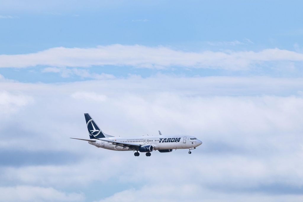 Zboruri de repatriere din Egipt: Prețuri contestate și mărturii ale unor zile de coșmar Români blocați în zona de conflict din Egipt au plătit 450 de euro pentru un bilet de avion de repatriere, o sumă care a stârnit un val de critici