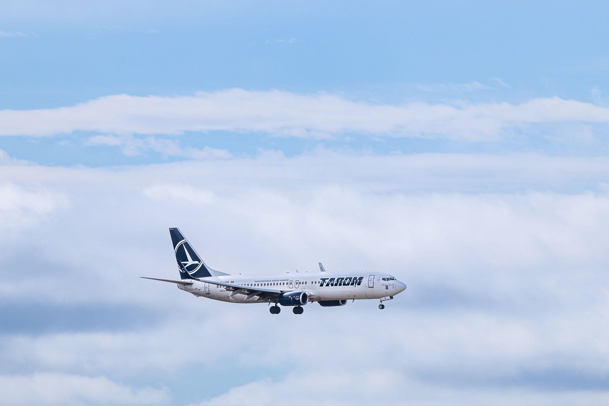 Zboruri de repatriere din Egipt: Prețuri contestate și mărturii ale unor zile de coșmar Români blocați în zona de conflict din Egipt au plătit 450 de euro pentru un bilet de avion de repatriere, o sumă care a stârnit un val de critici