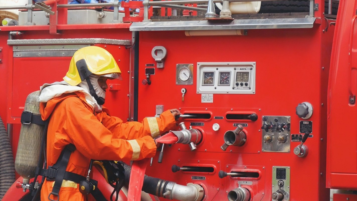 Cât câștigă un pompier debutant în România: Salariul și sporurile în 2026 Un pompier aflat la începutul carierei în România, în anul 2026, poate estima un venit lunar net cuprins între 3.500 și 4.000 de lei