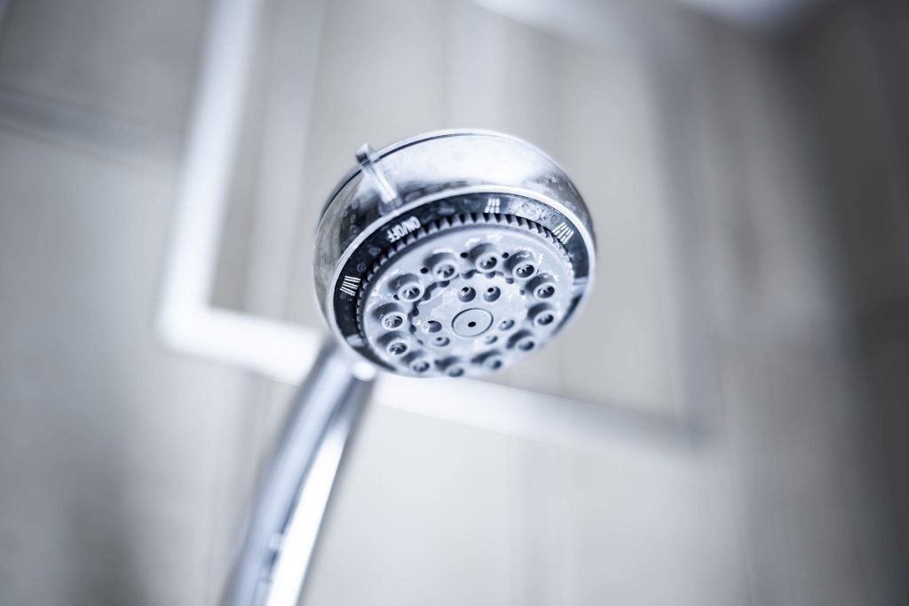 Cât de des ar trebui să faci duș: Ghid practic pentru un ten sănătos Un duș prea fierbinte, folosirea unor geluri de duș agresive sau frecarea energică a pielii pot conduce la uscarea și iritarea acesteia