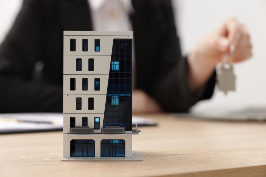 Cât timp durează să vinzi un apartament în marile orașe: Factori decisivi și strategii eficiente Vânzarea unui apartament în marile orașe din România poate varia considerabil, în funcție de o serie de factori, de la prețul cerut și locație, până la starea locuinței și contextul economic general