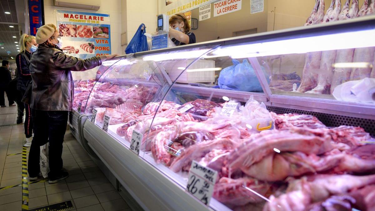 Prețurile mielului de Paște: Diferențe mari între supermarketuri și piețe Pregătirile pentru masa de Paște au scos deja românii la cumpărături
